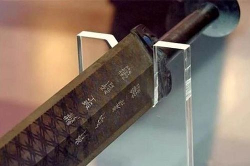 Thanh kiếm ngàn tuổi vẫn sắc bén, xẻ đôi chồng giấy trong 1 nhát chém, 8 chữ khắc trên kiếm hé lộ bí mật ai cũng tò mò