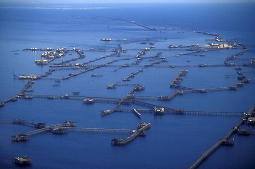 Chiêm ngưỡng kỳ quan thành phố dầu khí thời Liên Xô 'nổi' giữa hồ lớn nhất hành tinh