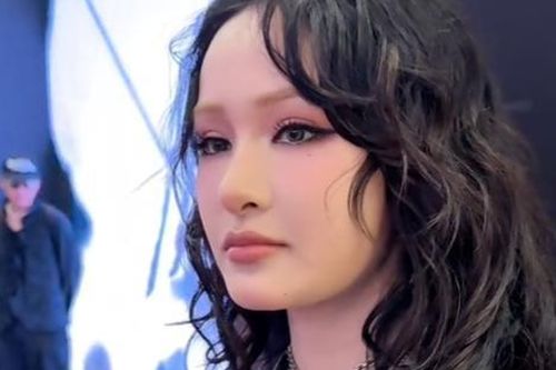 Hiền Hồ suýt khóc khi bị hỏi kém duyên giữa sự kiện