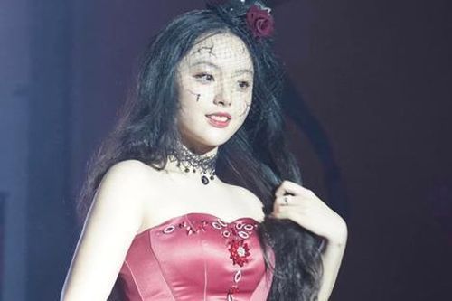 Ái nữ nhà Thúy Hạnh trình diễn catwalk như mẫu chuyên nghiệp