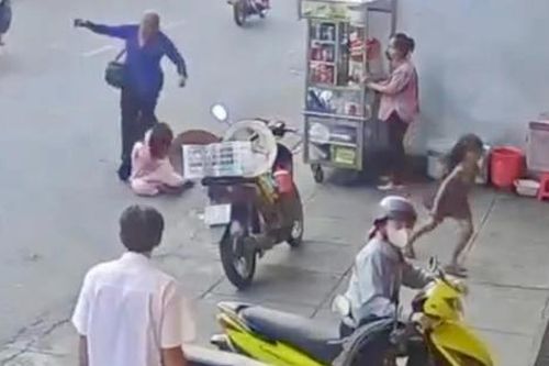 Người phụ nữ đánh đập bé gái giữa đường, nhiều người chứng kiến nhưng không can ngăn