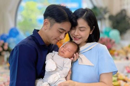 Vân Trang khoe cận mặt nhóc tỳ thứ 4