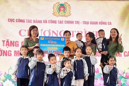 Tặng áo dài, áo ấm cho cô, trò trường mầm non thuộc Trại giam Hồng Ca