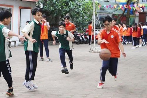 Lợi và hại khi trường siết học sinh dùng điện thoại