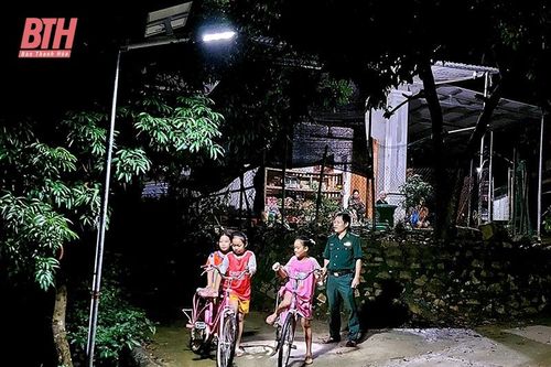 'Thắp sáng' các bản làng biên giới vùng cao