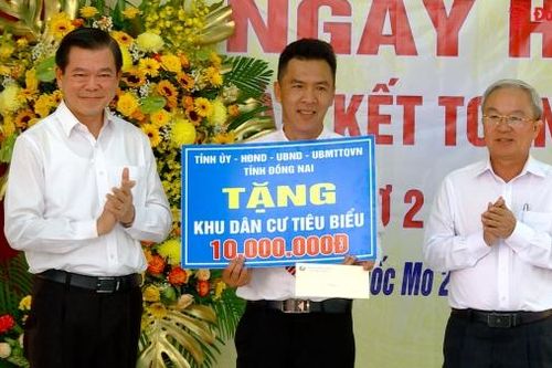 Bí thư Tỉnh ủy Nguyễn Hồng Lĩnh dự Ngày hội Đại đoàn kết toàn dân tộc tại ấp Dốc Mơ 2
