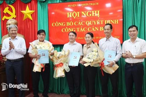 Huyện Nhơn Trạch trao các quyết định về công tác cán bộ