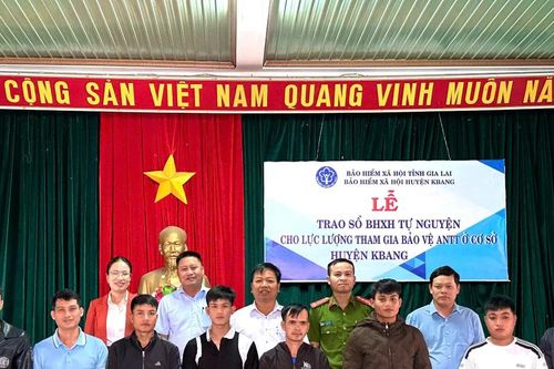Trao 31 sổ Bảo hiểm xã hội tự nguyện cho lực lượng bảo vệ an ninh trật tự ở cơ sở xã Tơ Tung