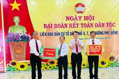 Bí thư Thành ủy Pleiku Trịnh Duy Thuân dự Ngày hội Đại đoàn kết tại phường Phù Đổng