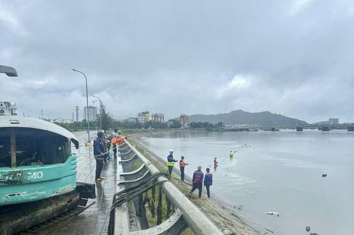 Phường Phước Long: Tháo dỡ giàn gỗ, phao nhử vẹm trên sông Quán Trường