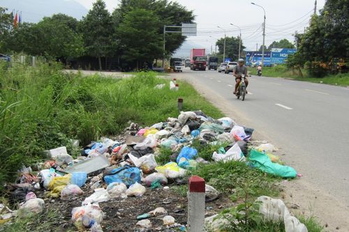 Đổ rác bừa bãi ra hành lang quốc lộ