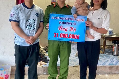 Câu lạc bộ Ngân hàng máu sống thành phố Lạng Sơn trao 31 triệu đồng hỗ trợ bệnh nhân nhi mắc bệnh tan máu bẩm sinh