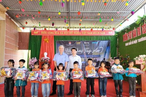 Trung ương Đoàn phối hợp trao hơn 460 triệu đồng hỗ trợ trẻ em trở lại trường học sau bão số 3 tại huyện Chi Lăng