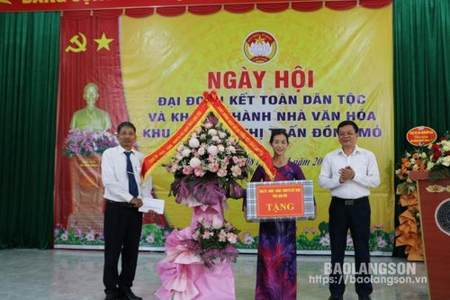 Lãnh đạo Ban Dân vận Tỉnh ủy dự ngày hội đại đoàn kết toàn dân tộc tại khu dân cư Ga Nam, thị trấn Đồng Mỏ, huyện Chi Lăng
