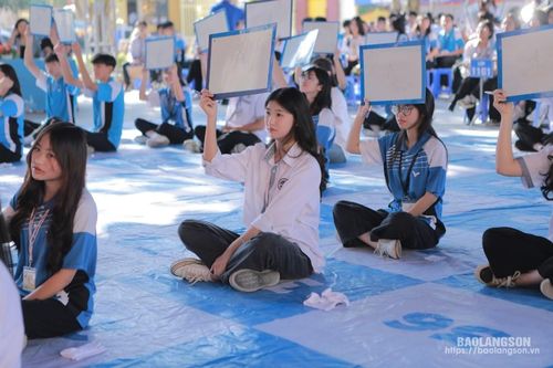 Hơn 300 học sinh Trường THPT chuyên Chu Văn An tham gia Cuộc thi Rung chuông vàng
