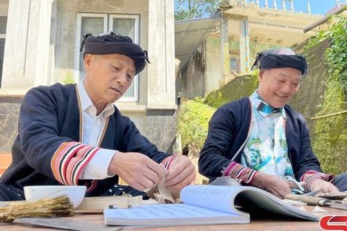 Giữ gìn sách cổ của các dân tộc