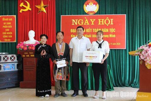 Trưởng ban Nội chính Tỉnh ủy Phùng Tiến Quân dự Ngày hội Đại đoàn kết thôn Khuổi Bốc