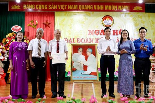 Lãnh đạo Ủy ban MTTQ tỉnh dự Ngày hội Đại đoàn kết tại phường Lương Sơn