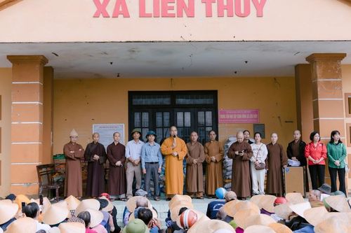 Phật giáo tỉnh Yên Bái trao tặng 1.000 phần quà đến bà con H.Lệ Thủy, Quảng Bình