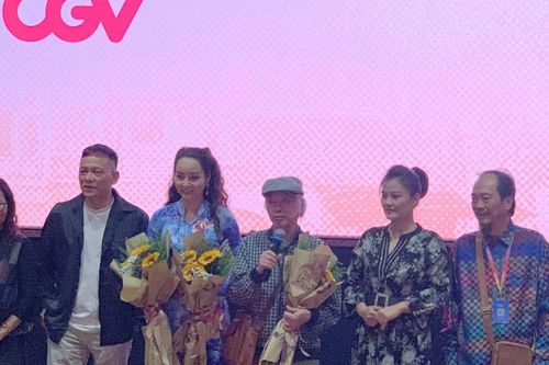 Đoàn làm phim 'Hà Nội mùa đông 46' hội ngộ khán giả sau 28 năm