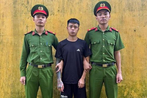 Thấy vợ cũ ngồi nhậu cùng nhóm bạn, nam thanh niên dùng súng bắn người