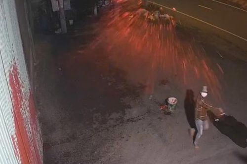 Nghi mâu thuẫn làm ăn, kho lúa gạo bị 2 đối tượng lạ mặt tạt sơn
