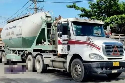 Xe máy va chạm xe đầu kéo, người tử vong tại chỗ