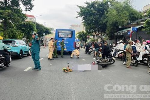 Xe máy va quẹt xe đạp chở hàng cồng kềnh, nam sinh ngã xuống bị xe buýt cán tử vong