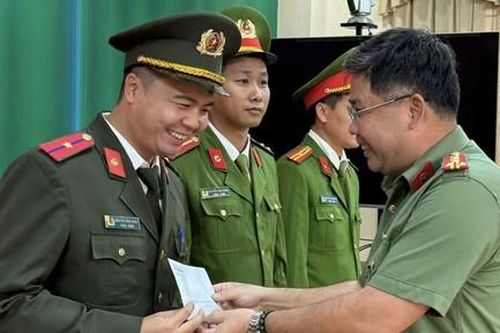 Báo Công an TPHCM trao tiền hỗ trợ người dân bị thiệt hại do bão Yagi và mưa lũ