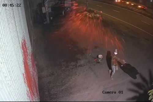 Đêm khuya, đối tượng tạt nguyên thùng sơn vào cửa kho gạo