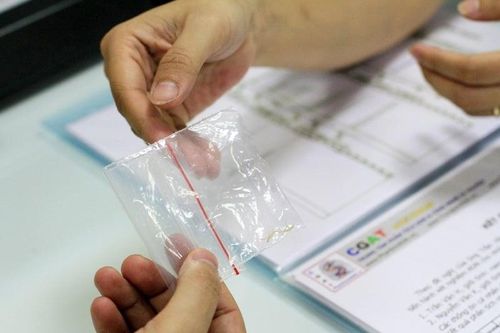 Thấy 2 con khác nhóm máu, bố âm thầm xét nghiệm ADN rồi tự hủy kết quả