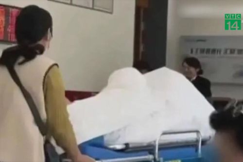 'Đỏ mắt' trước cảnh đưa cả giường và bệnh nhân đến ngân hàng chuyển tiền