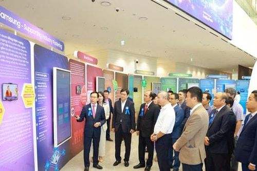 Samsung Việt Nam trao học bổng cho học sinh vượt khó, tặng xe lăn cho người khuyết tật