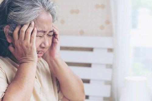 5 tháng sau khi bố tôi mất, mẹ kế ôm lấy bức ảnh thờ trong ngày sinh nhật rồi nói một câu khiến chị em tôi đau thắt lòng