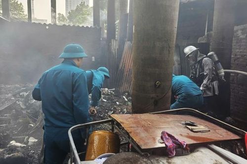 Bãi phế liệu cháy lan sang 1 nhà dân tại Nam Từ Liêm, Hà Nội
