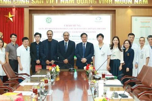 Chủ tịch Hội Đột quỵ thế giới làm việc với BV Bạch Mai