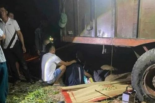 Người lái máy cày cán hai vợ chồng trú mưa tử vong đối diện hình phạt nào?