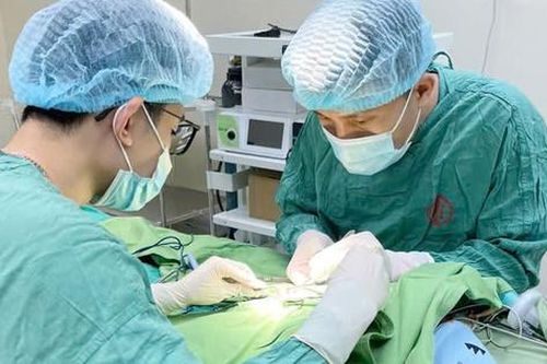 Phẫu thuật kịp thời cho bé gái 26 ngày tuổi thoát vị bẹn