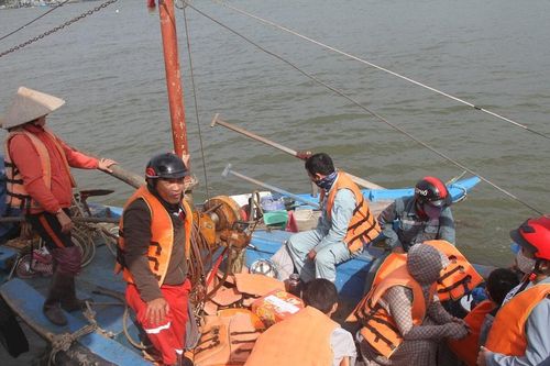Quảng Nam: Phà vận chuyển hư hỏng, gần 11.000 người dân xã đảo đi lại khó khăn