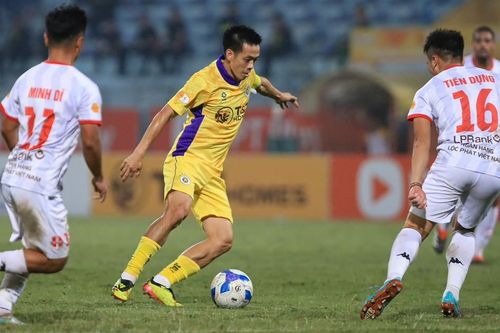 Hải Phòng buộc Hà Nội FC chia điểm sau màn rượt đuổi kịch tính, sân Hàng Đẫy xuất hiện 'vật thể lạ'