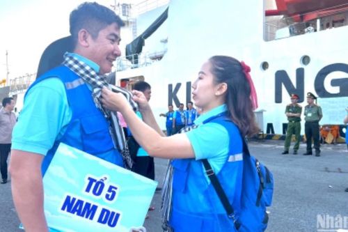 Cán bộ, nhân dân Thành phố Hồ Chí Minh thăm cán bộ, chiến sĩ, nhân dân vùng biển đảo tây nam và Nhà giàn DK1