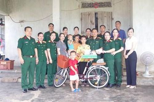Đỡ đầu học sinh nghèo