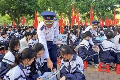 Hải đội 102 đa dạng hóa hình thức tuyên truyền Ngày Pháp luật Việt Nam