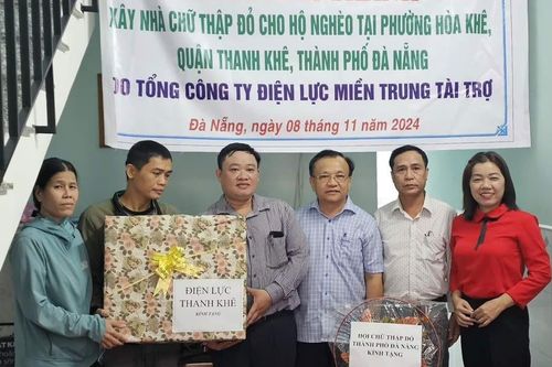 Bàn giao nhà tình nghĩa cho hộ nghèo