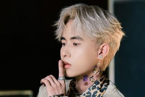 Giọng ca gen Z Doãn Hiếu thoát hình tượng 'thanh xuân vườn trường', hóa 'bad boy' làm netizen bất ngờ