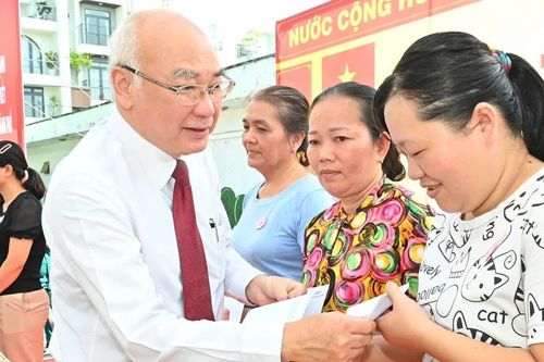 Trưởng Ban Tuyên giáo Thành ủy TPHCM dự Ngày hội Đại đoàn kết toàn dân tộc ở quận 8