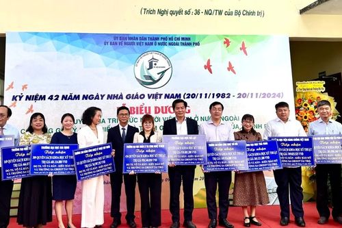 Việt kiều Mỹ tặng sách trị giá hơn 1,3 triệu USD đến các trường, thư viện