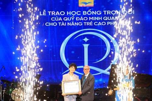 Tài năng trẻ 12 tuổi nhận học bổng trọn đời