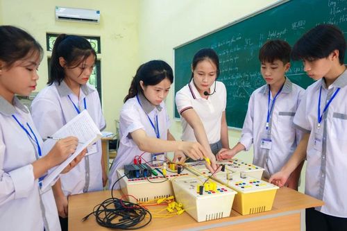 Trung tâm GD nghề nghiệp - GDTX: 'Lắm cha con khó lấy chồng'