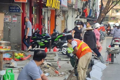 Vỉa hè nhiều tuyến đường tại Hà Nội lại được đào xới, thay đá mới